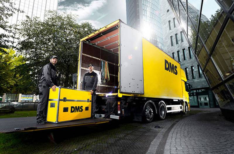Umzugswagen mit DMS Mitarbeitern