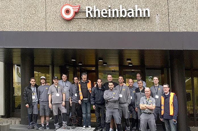 Gruppenfoto vor dem Gebäude der Rheinbahn