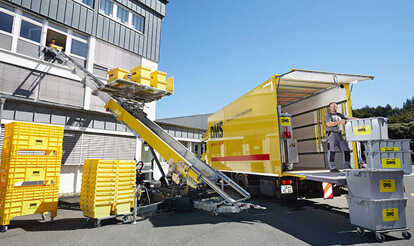 Einsatz eines Umzugslifts an einem Bürogebäude